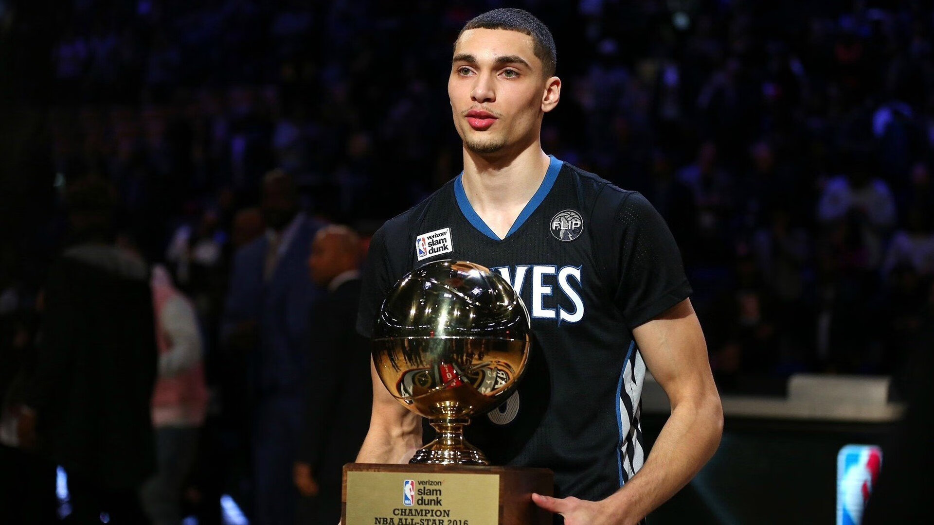 世界青少年水上冲浪比赛在青岛激烈开赛，水上冲浪项目